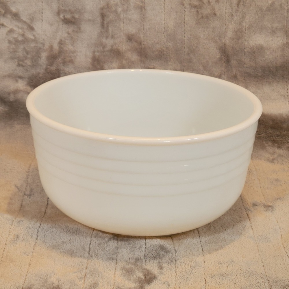 Pyrex 3qt Mixing Bowl 9 Inch White Ribbed Milk Glass Vintage Made in USA Opal